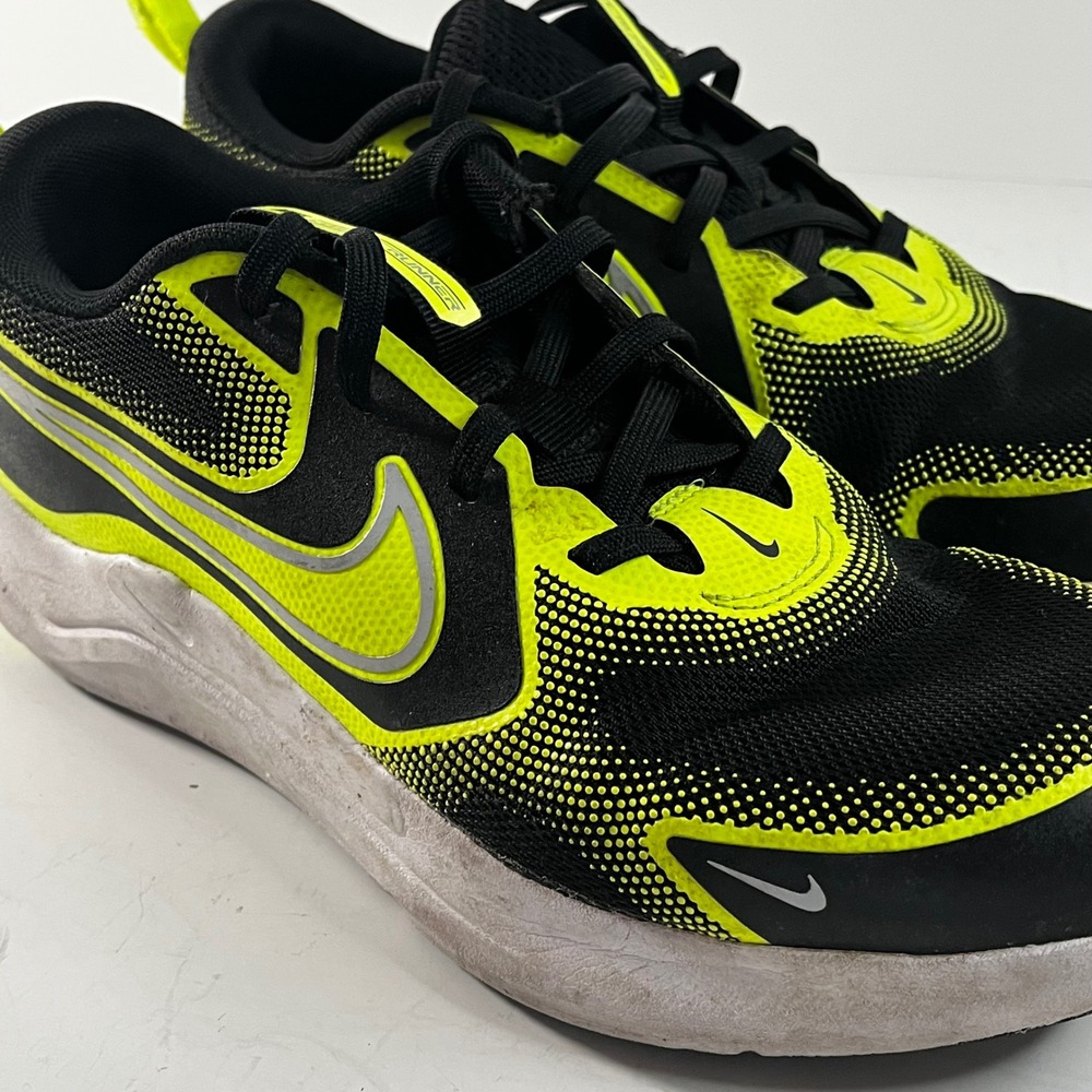 Nike Cosmic Runner Big Kids Size 7Y Black Volt Yellow Running Shoes Sneakers